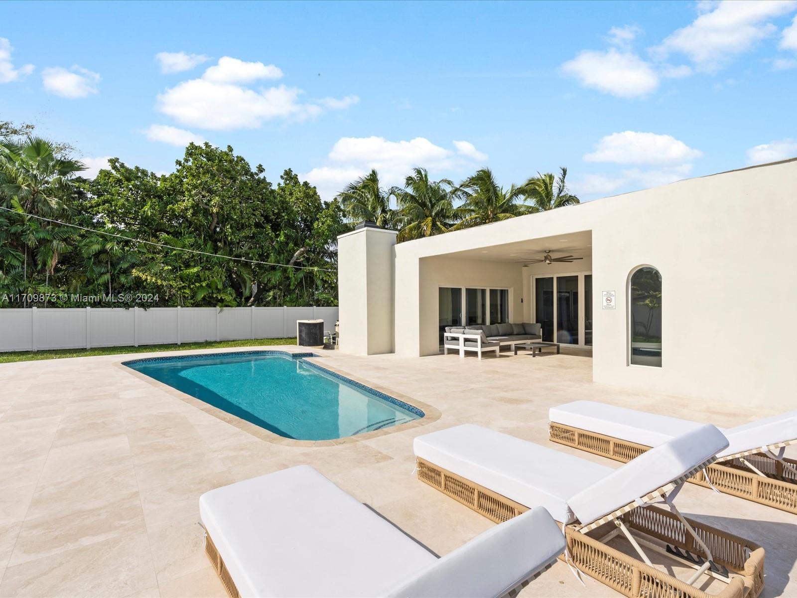 HOLLYWOOD LITTLE RANCHES - Residential