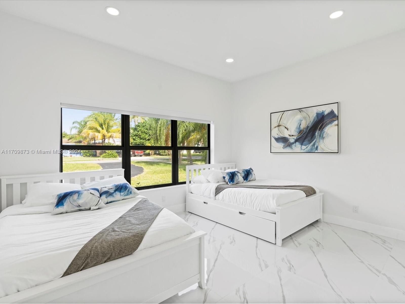 HOLLYWOOD LITTLE RANCHES - Residential