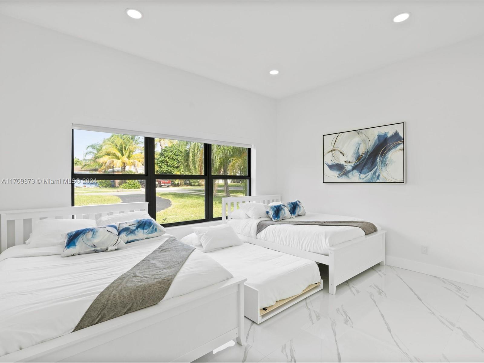 HOLLYWOOD LITTLE RANCHES - Residential