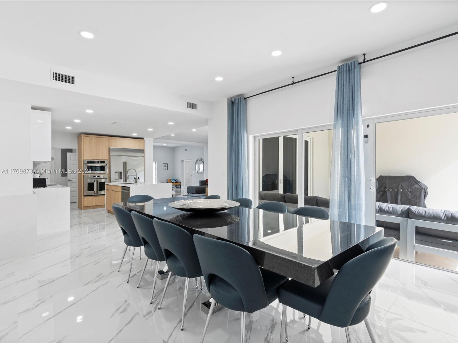 HOLLYWOOD LITTLE RANCHES - Residential