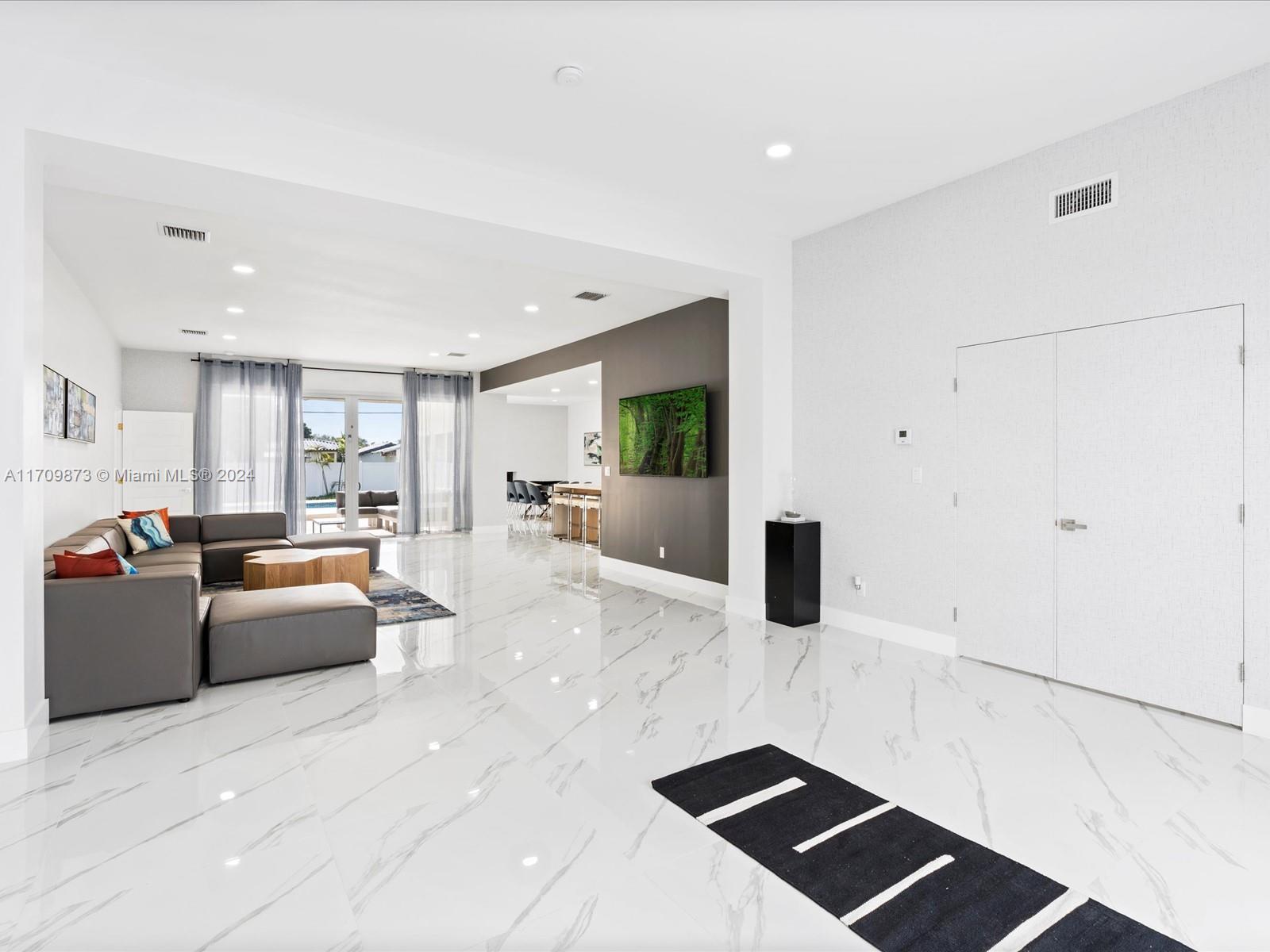 HOLLYWOOD LITTLE RANCHES - Residential