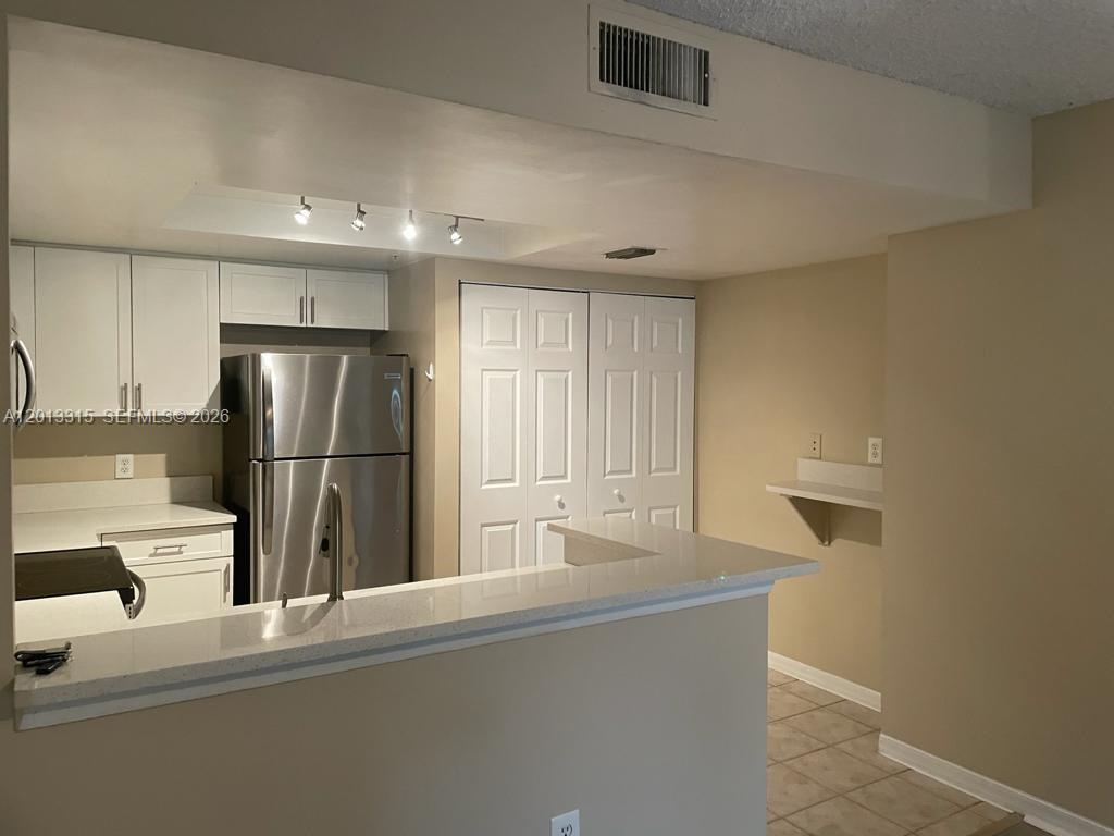 Nice unit for sale in Grand Isles Condo. Rented until April 2027 with an excellent tenant. Great for investors. Showings with 24 hs notice.