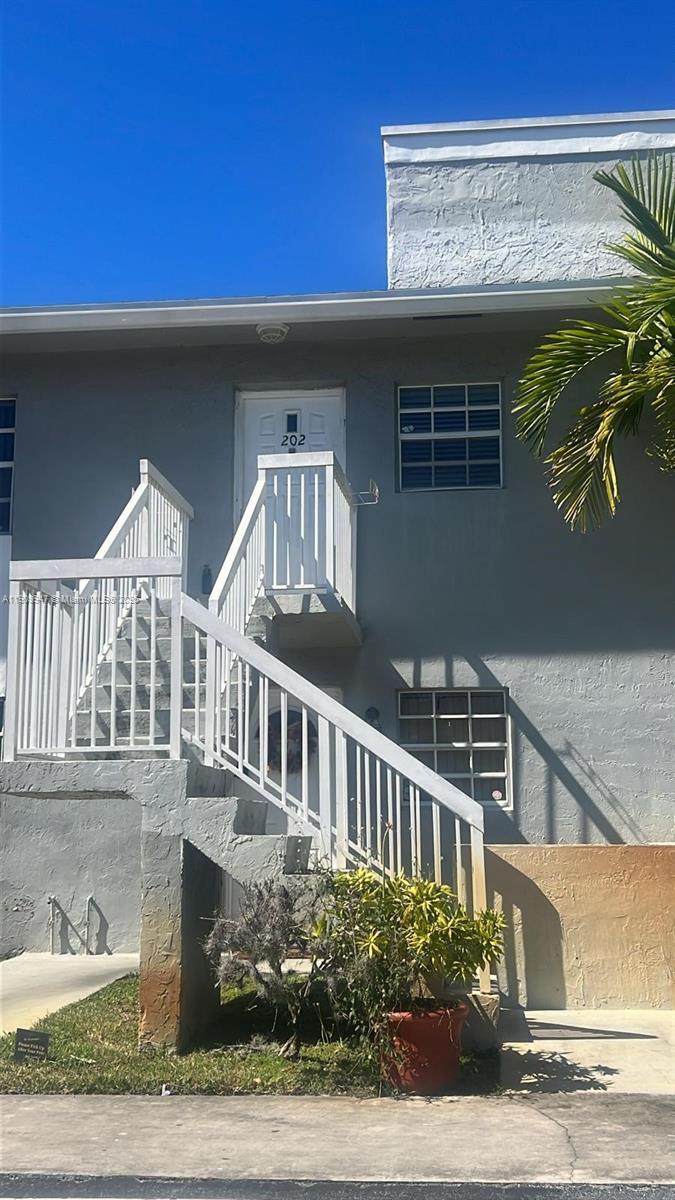 Beautiful 2/2 apartment, new venial floor , washer and dryer inside unit , gated community, pretty pool area, close to main expressway, malls and school zone
excellent for living or investment,