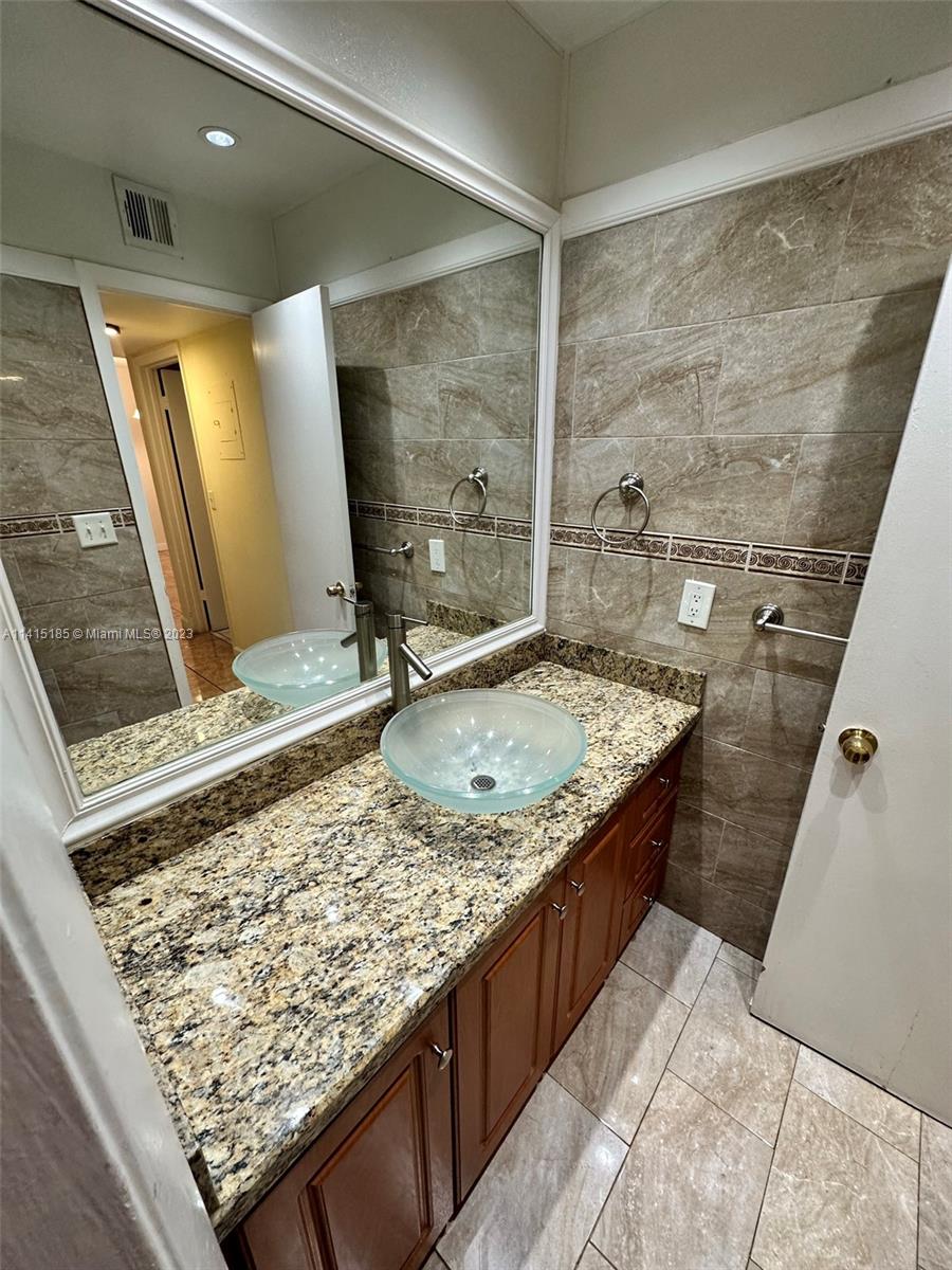 PALMETTO GARDENS NORTH CO - Residential Lease
