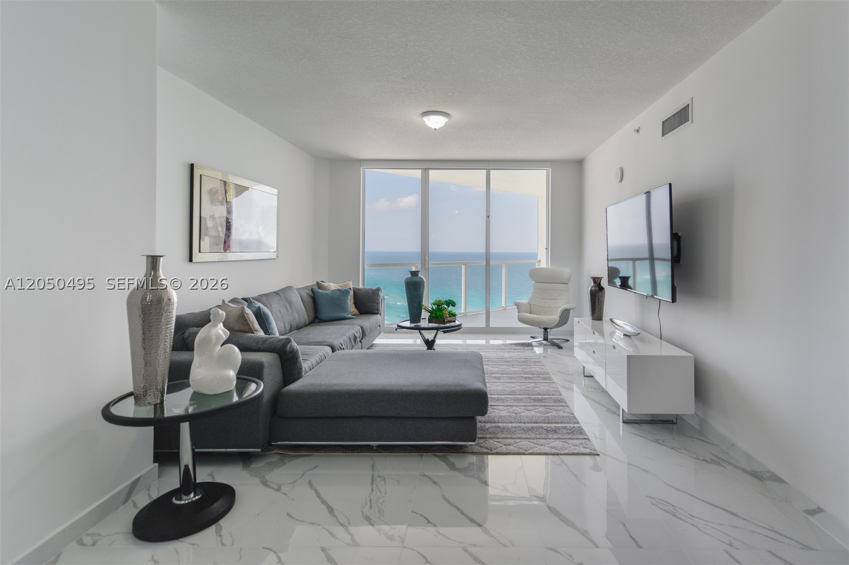 LA PERLA CONDO - Residential Lease
