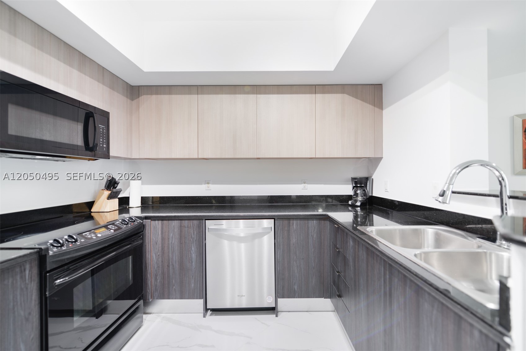 LA PERLA CONDO - Residential Lease