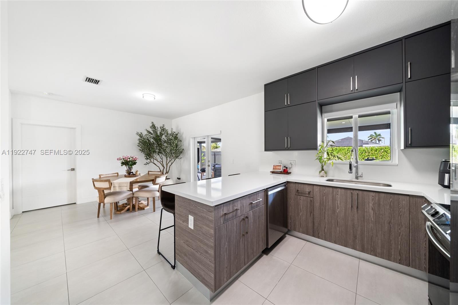 KINGS COURT - Residential