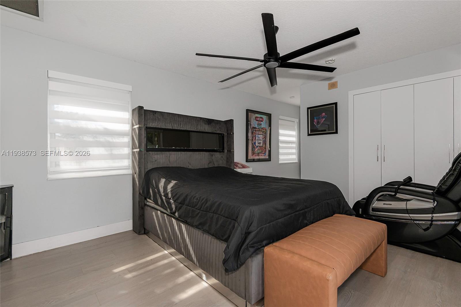 HOLLYWOOD LAKES COUNTRY C - Residential