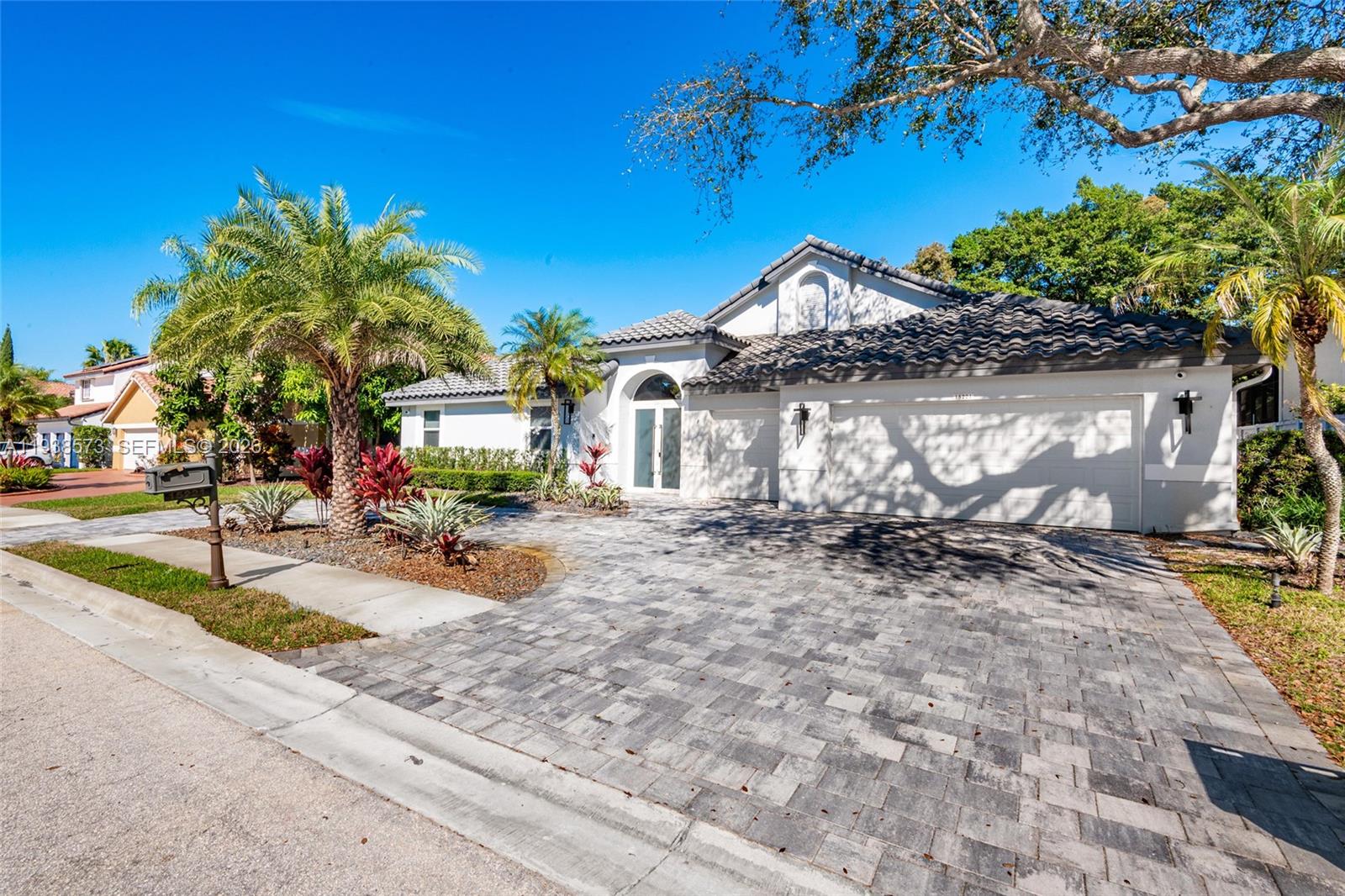 HOLLYWOOD LAKES COUNTRY C - Residential