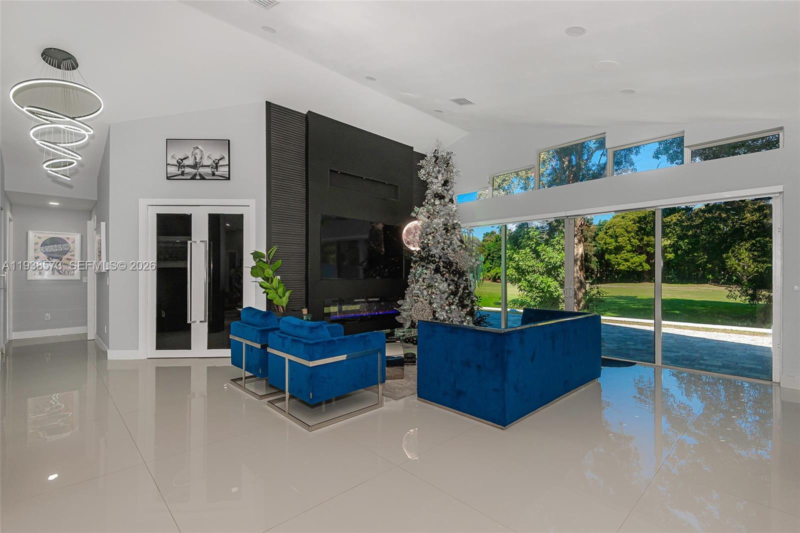 HOLLYWOOD LAKES COUNTRY C - Residential