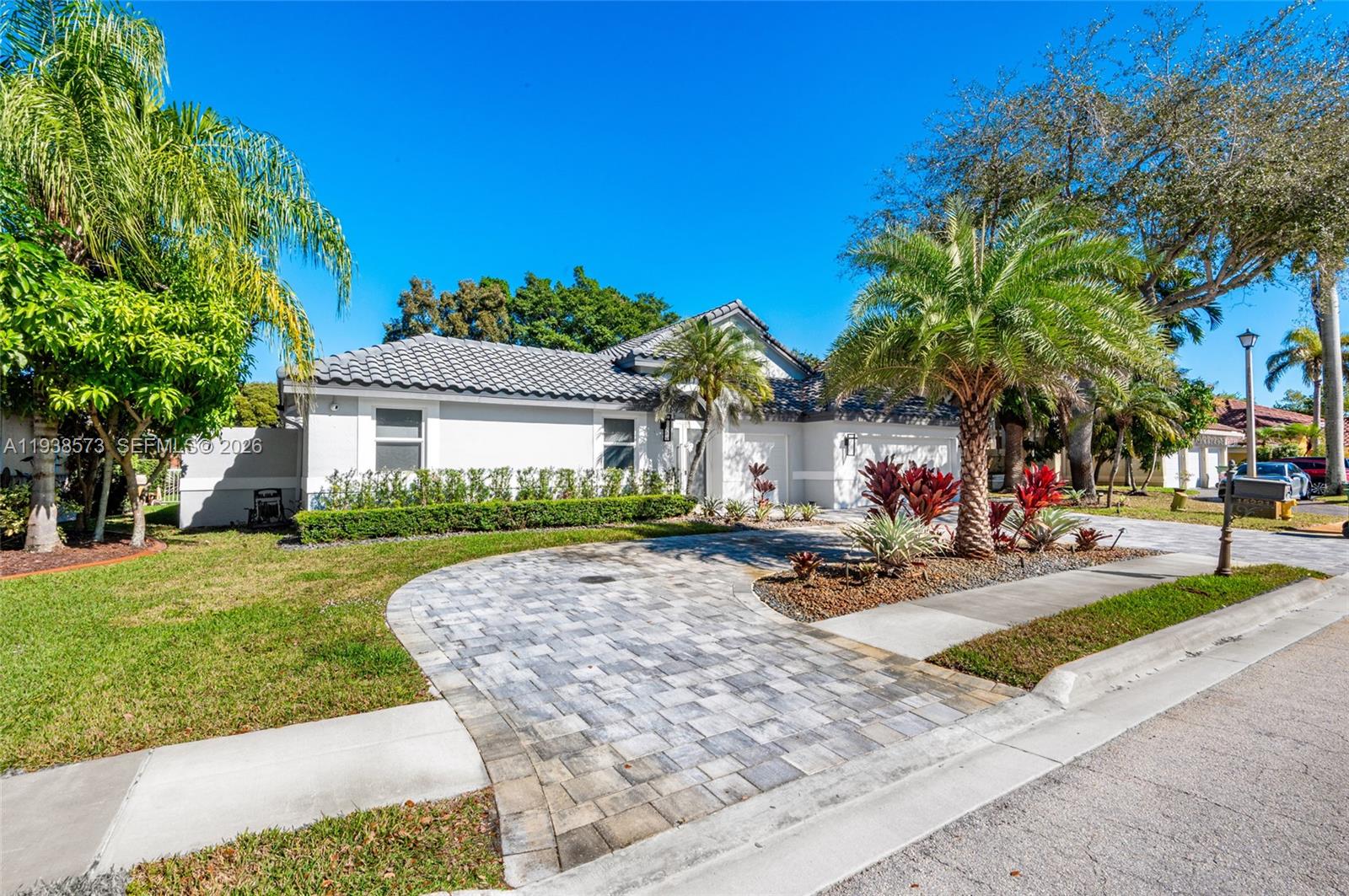 HOLLYWOOD LAKES COUNTRY C - Residential