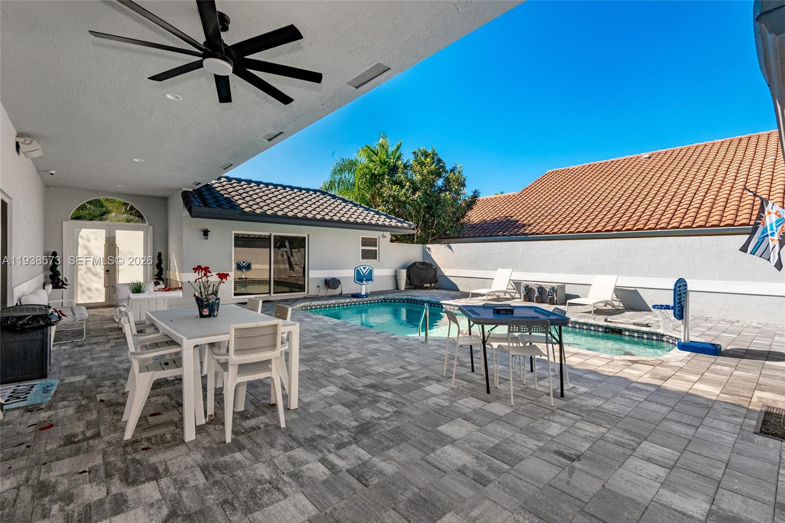 HOLLYWOOD LAKES COUNTRY C - Residential
