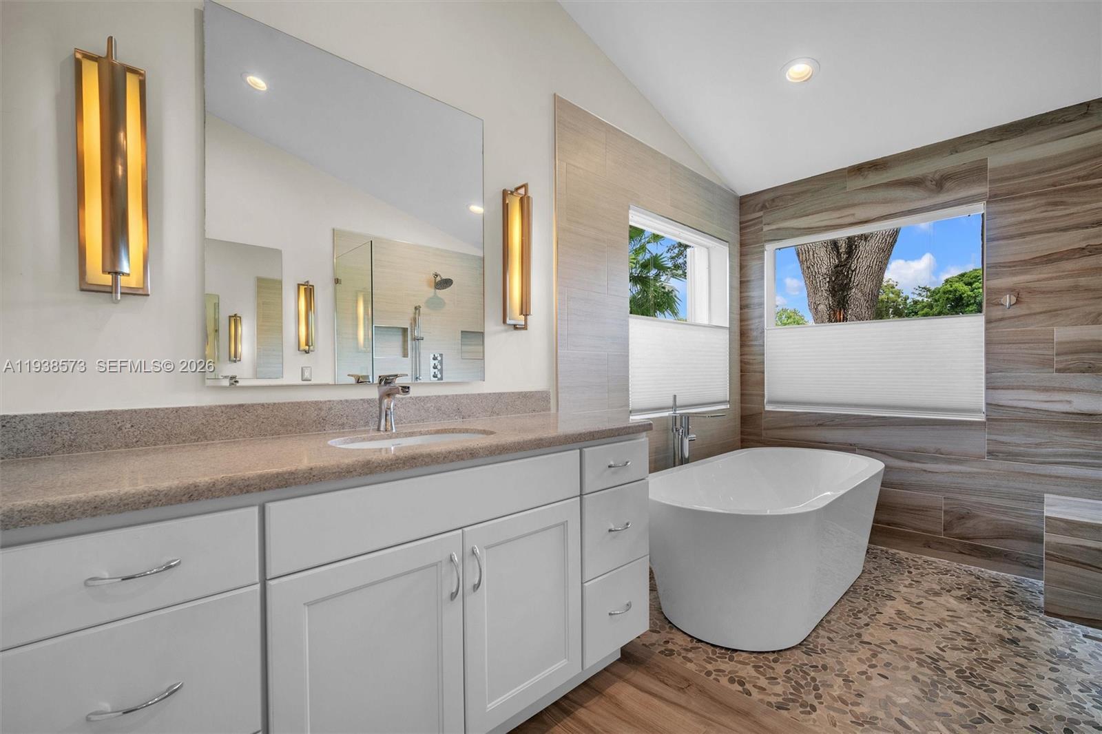 HOLLYWOOD LAKES COUNTRY C - Residential
