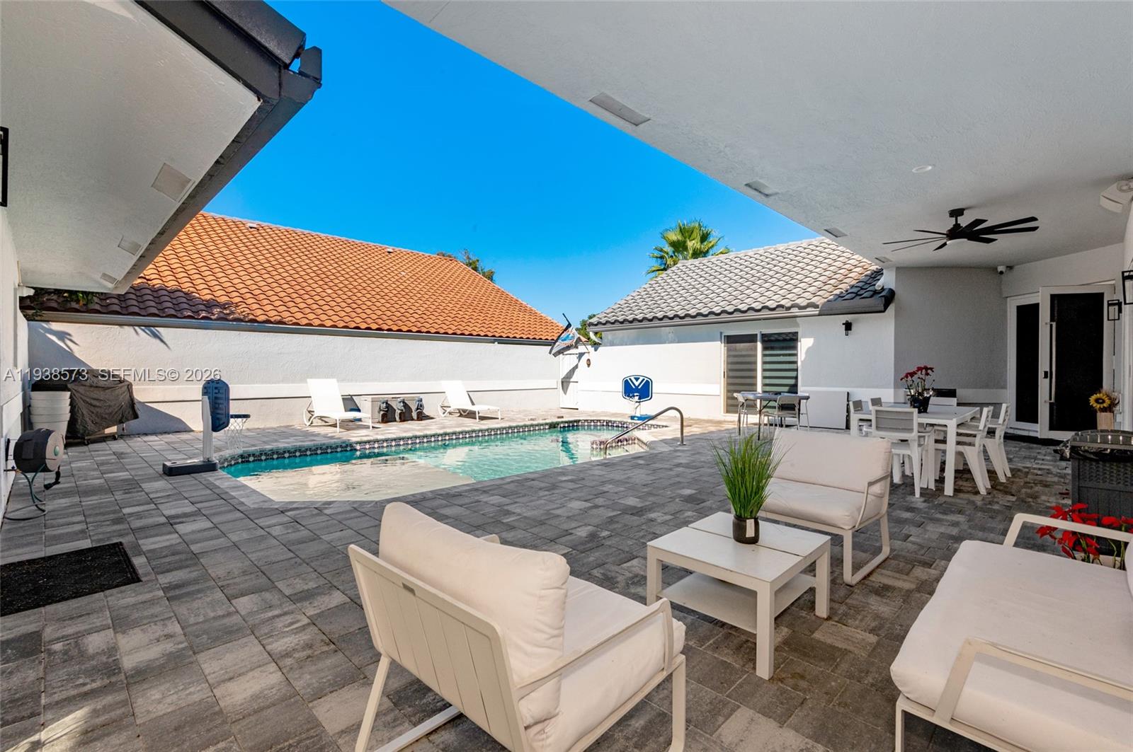 HOLLYWOOD LAKES COUNTRY C - Residential
