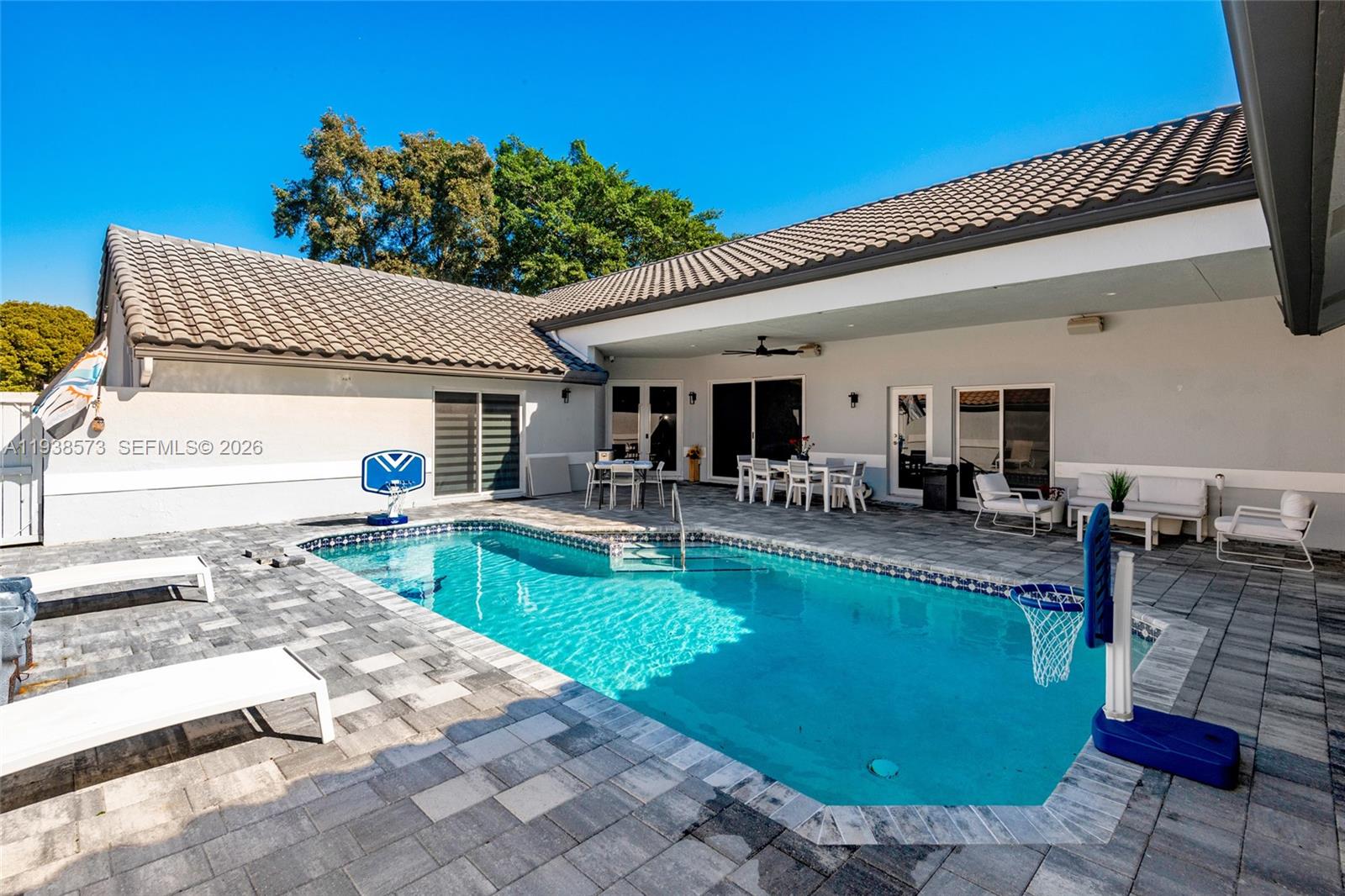HOLLYWOOD LAKES COUNTRY C - Residential