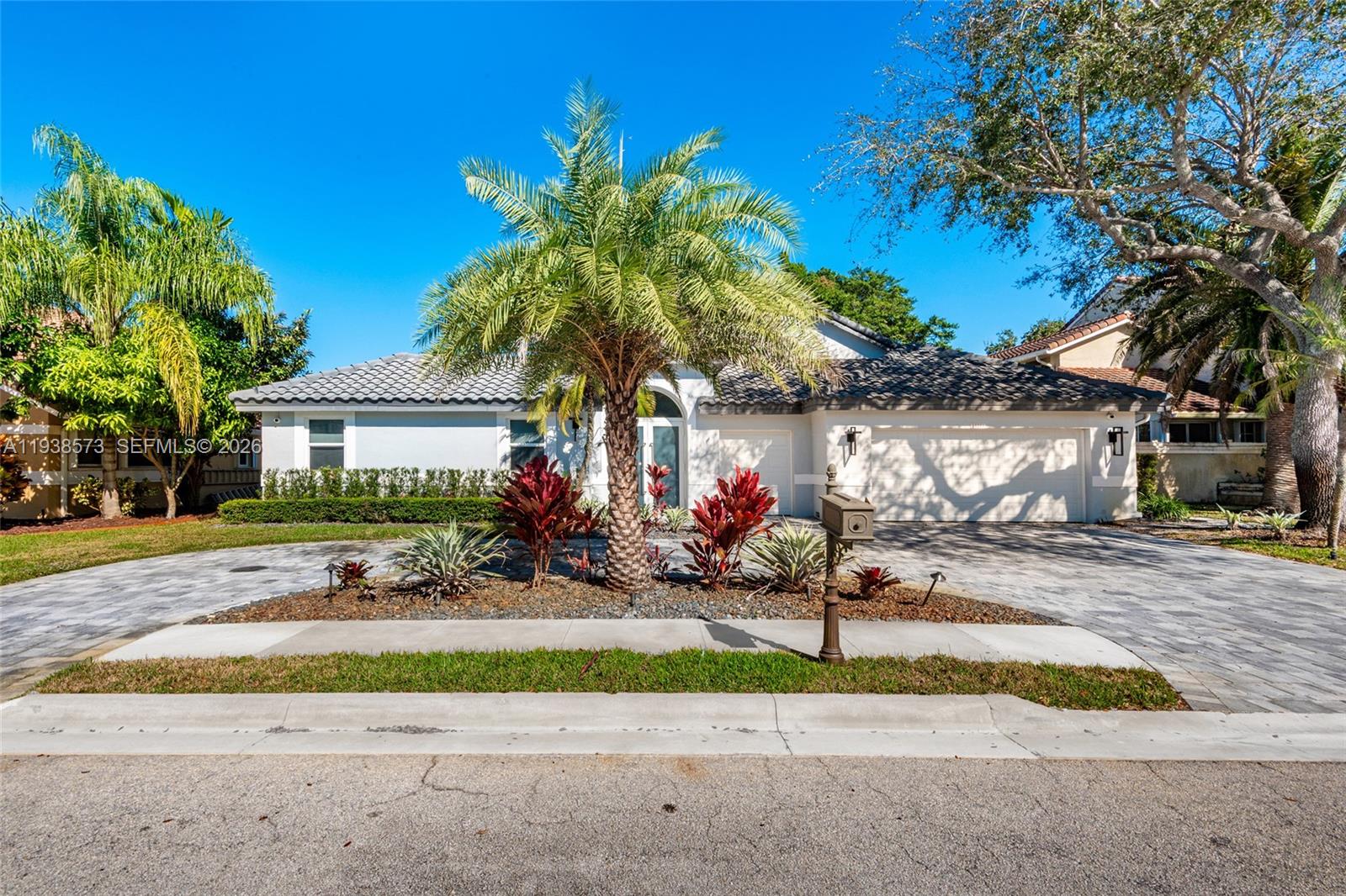 HOLLYWOOD LAKES COUNTRY C - Residential