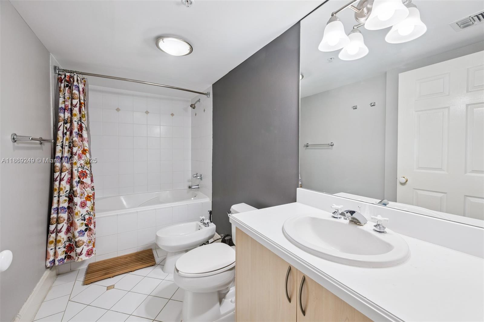 THE MUTINY CONDO - Residential