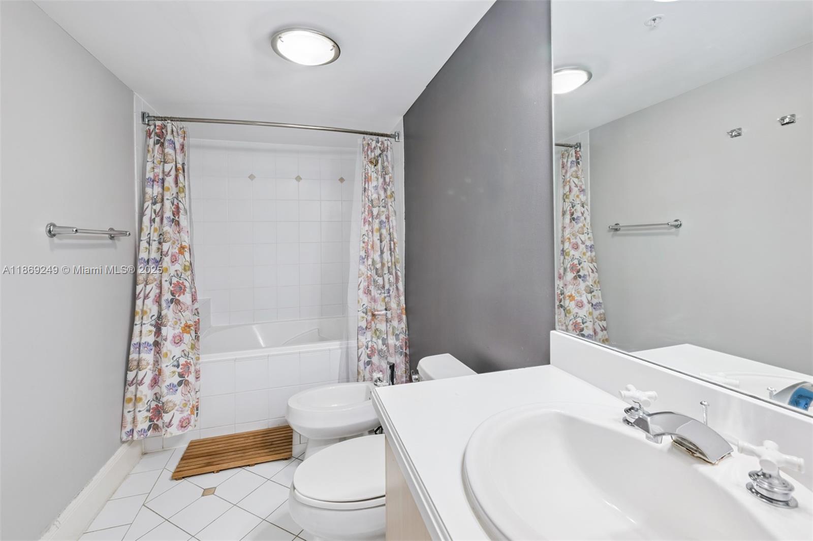 THE MUTINY CONDO - Residential