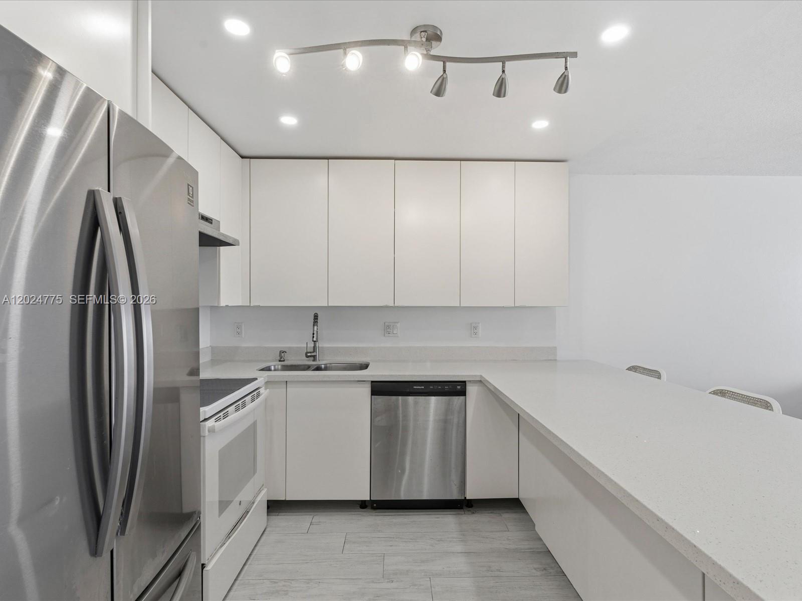 IMPERIAL TOWERS CONDO - Residential