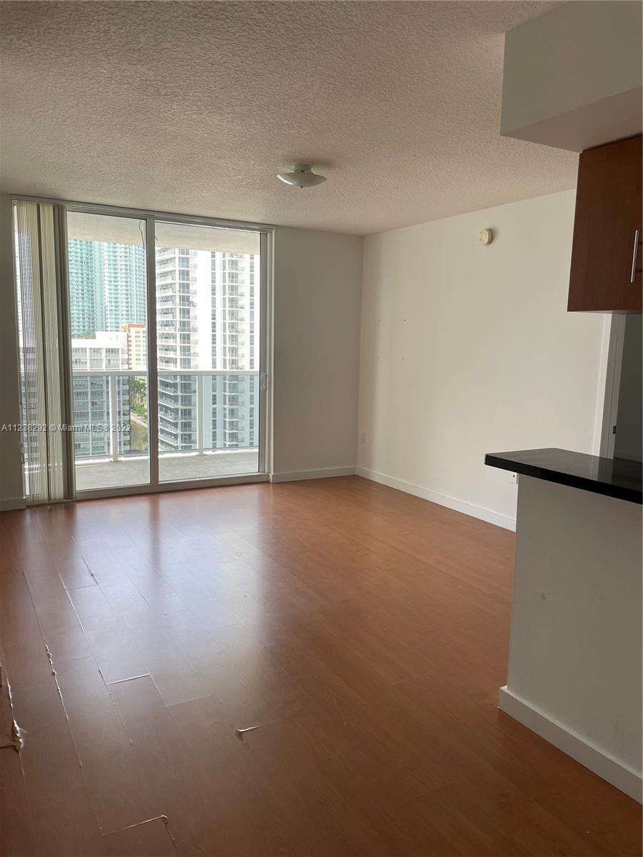 Spectacular 2 bedroom & 2 bathrooms. Amazing Miami beach skylines and bay views. Modern kitchen, stainless steel appliances, cherry laminate wood floors, granite counter tops and Berber carpet in bedrooms. Building offers gym, pool and a social room.