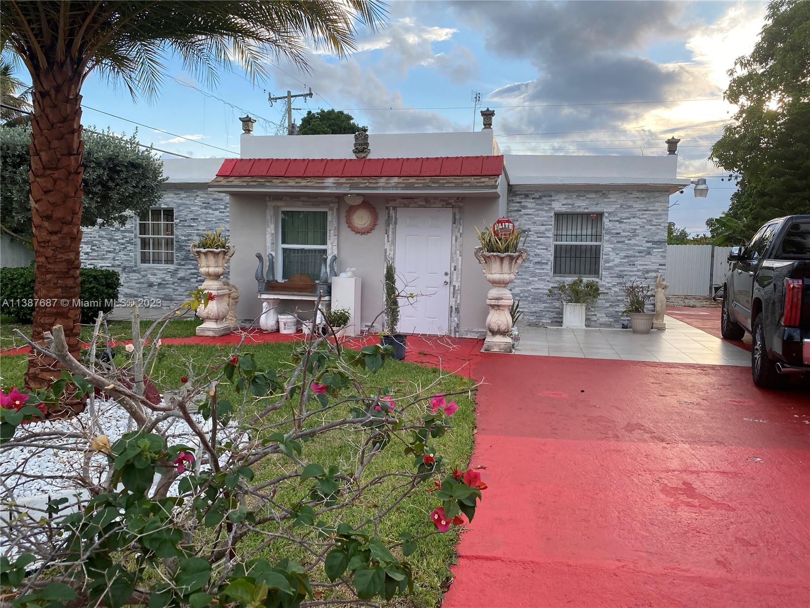 Beautiful 4 bed 2 bath Single family home. Title through-out. Circular driveway.
No HOA.Huge fenced backyard.
Buyer and Buyer's agent to verify all measurements.