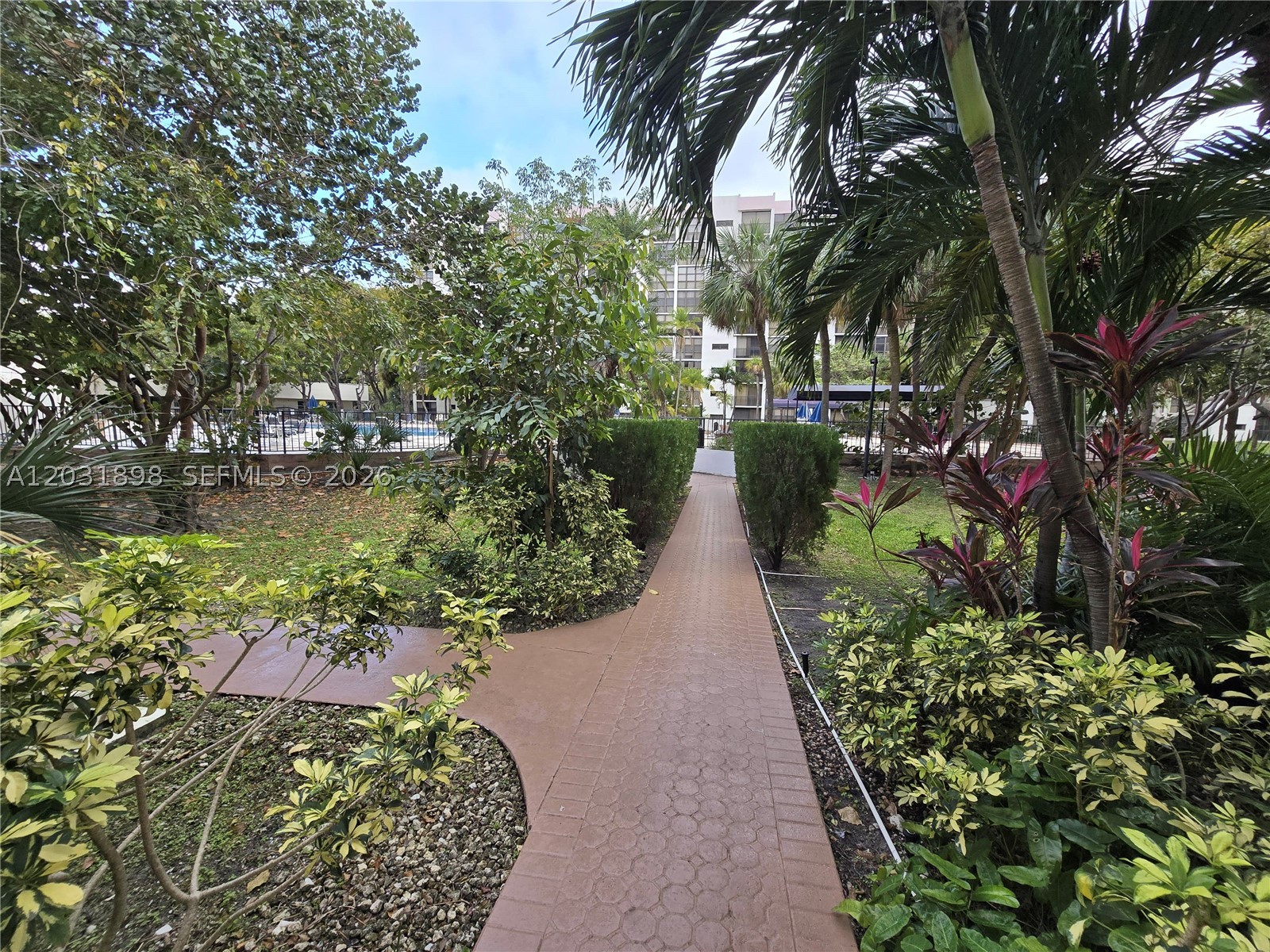 PLAZA OF AMERICAS CONDO P - Residential Lease