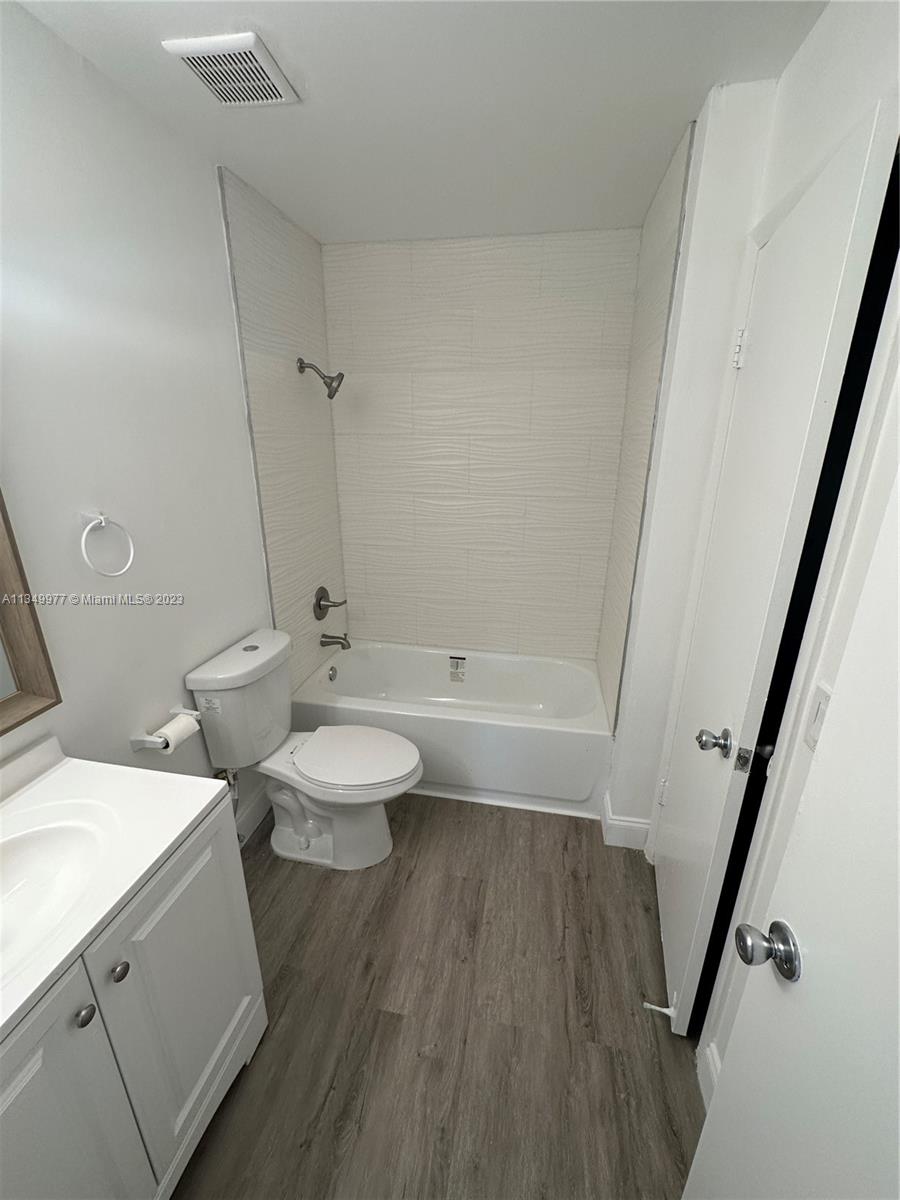 THE COURTS AT KENDALL CON - Residential Lease