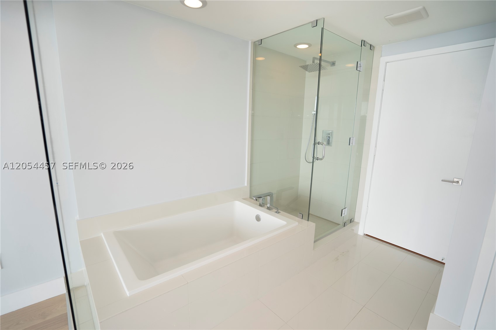 PARAISO BAY CONDO - Residential