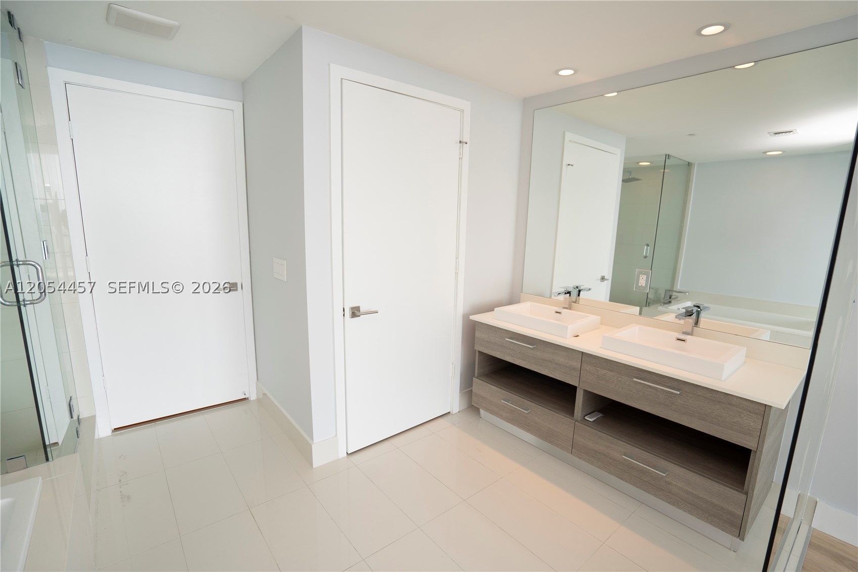 PARAISO BAY CONDO - Residential