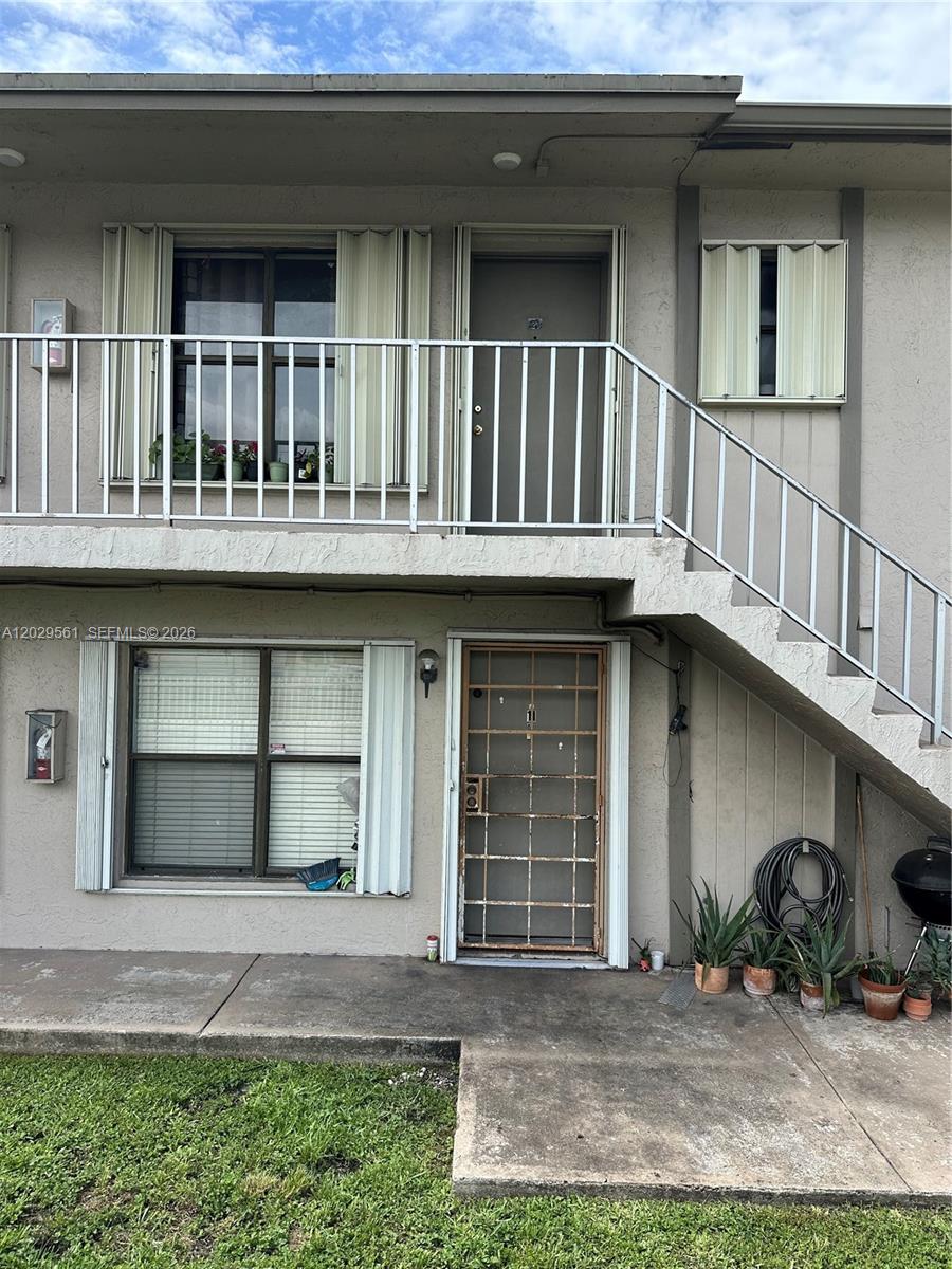 Welcome to beautiful property at Kendall , 2 bedrooms 2 full baths, easy access to main roads, shopping, supermarkets, restaurants and great schools.