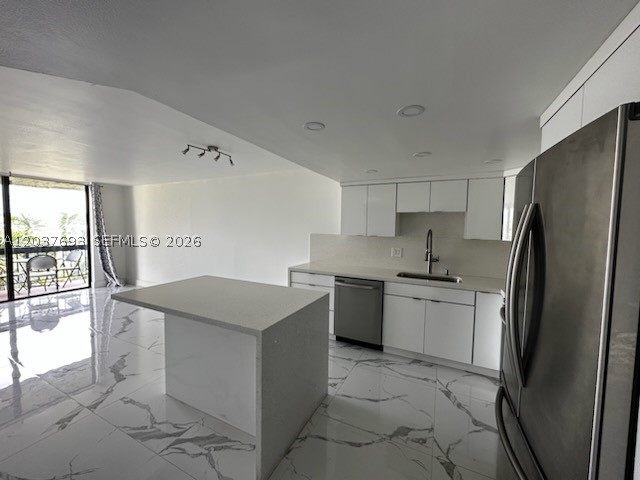 1/1 COMPLETELY REMODELED UNIT. NEW APPLIANCES, NEW KITCHEN, NEW BATH. WASHER AND DRYER. LAKEVIEW. COMMUNITY IS BEING REMODELED, NEW FOOF AND PAINT COMING SOON. GREAT LOCATION, IN QUIETNEIGHBORHOOD. EASY TO SHOW.