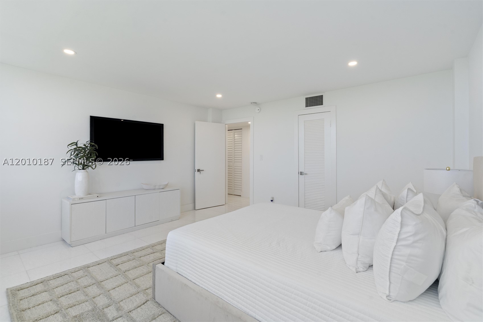 CLOISTER DEL MAR - Residential