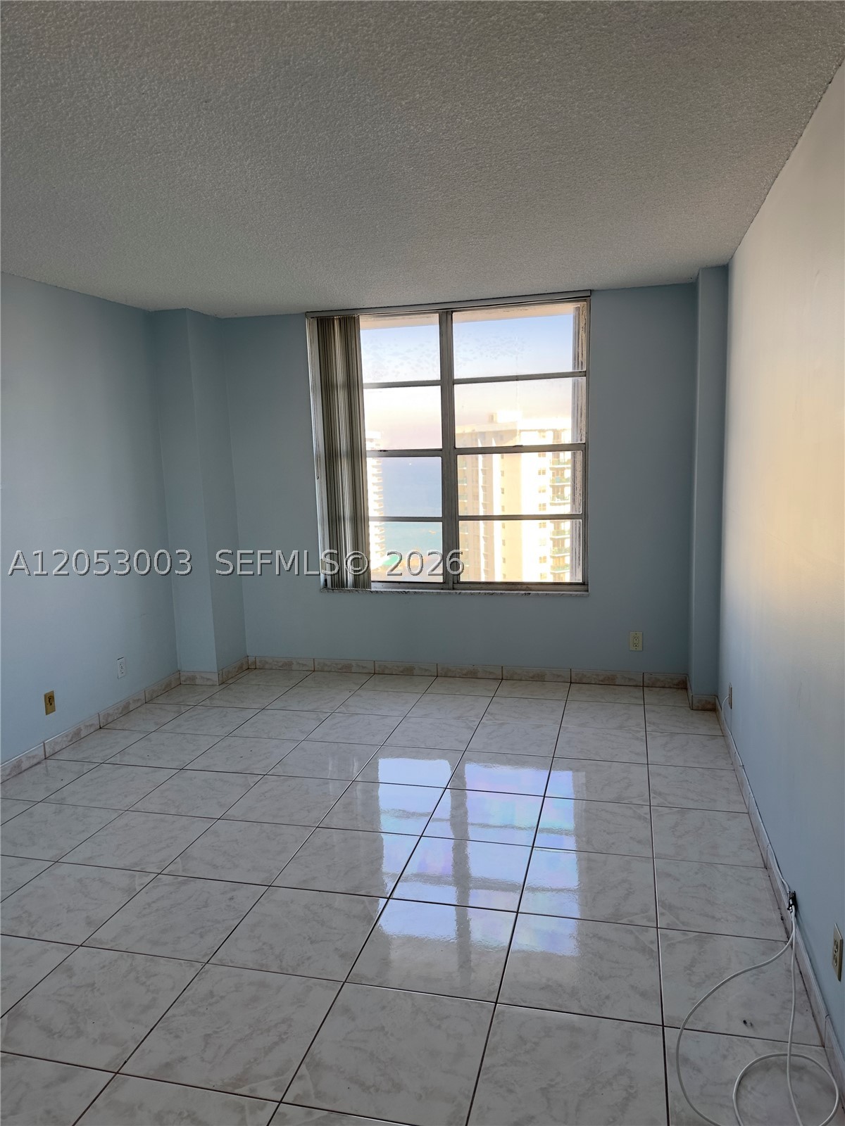 HALLMARK OF HOLLYWOOD CON - Residential