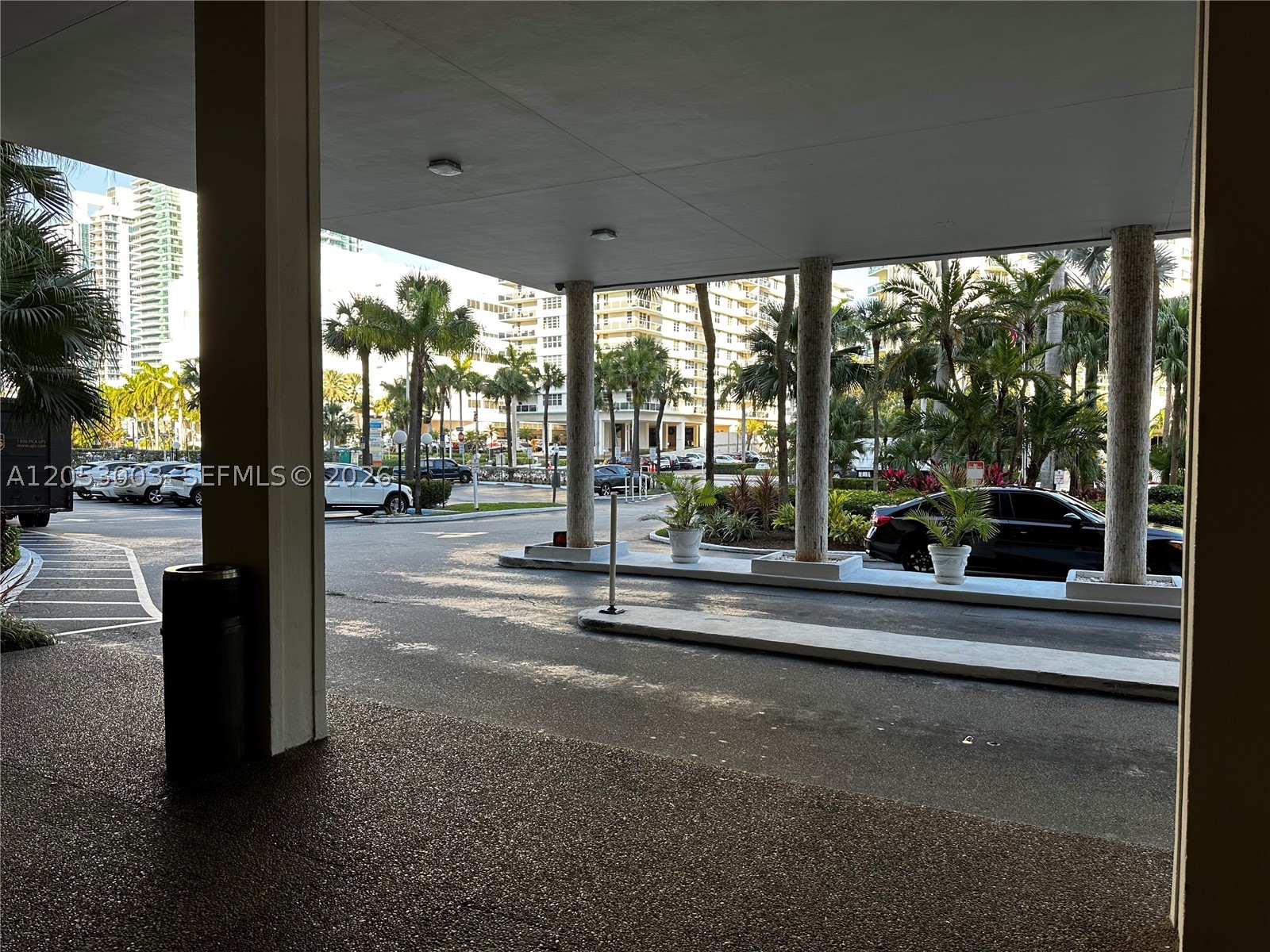 HALLMARK OF HOLLYWOOD CON - Residential