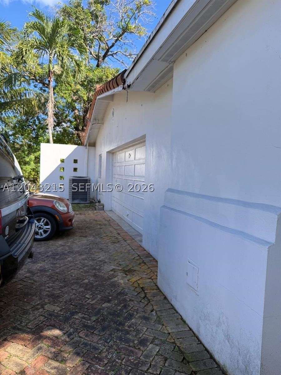 GREAT LOCATION FOR THIS 3/2 SINGLE FAMILY HOME, PROPERTY NEEDS JOB, EXCELLENT FOR A FIX AND FLIP.
CALL L/A FOR SHOWINGS. EASY TO SHOW.