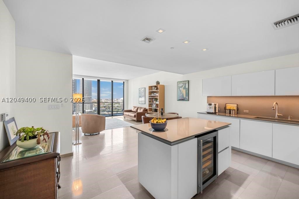 REACH CONDO - Residential