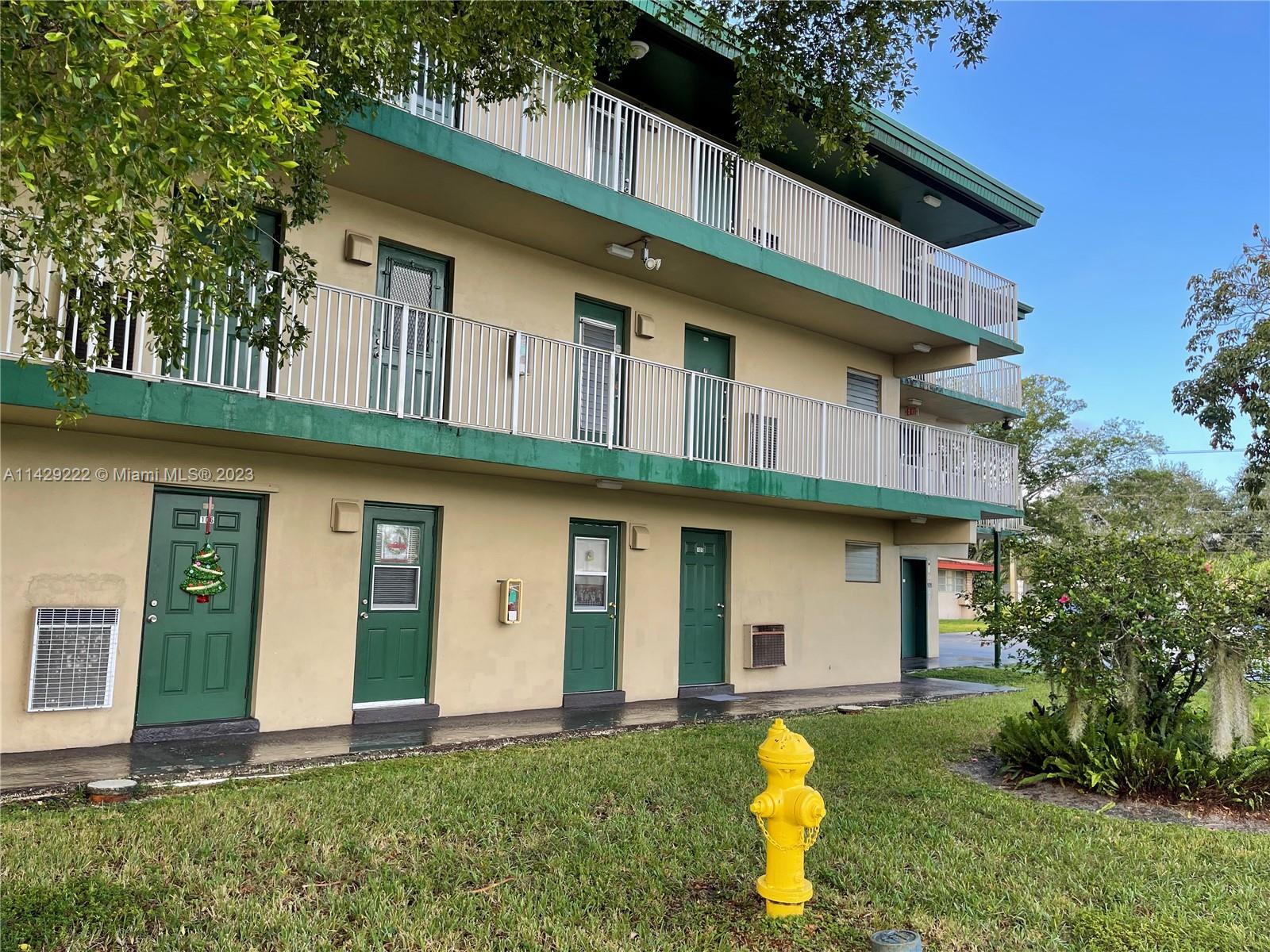 Bright, clean and confortable apartment: the complex has fenced, gated with parking. Just 2 min. To Turnpike. No smokers. Please contact by text.