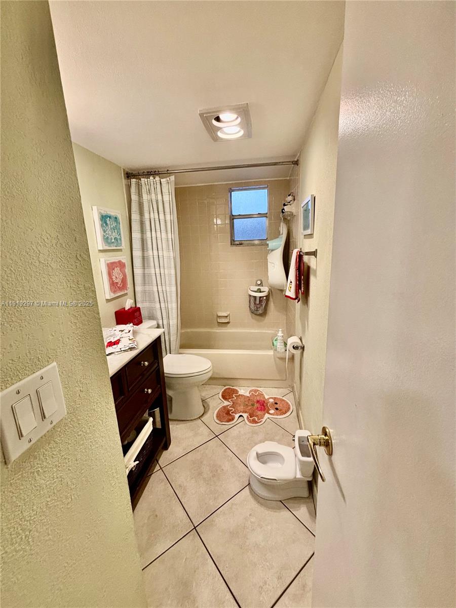 COUNTRY LANE CONDO #2 - Residential