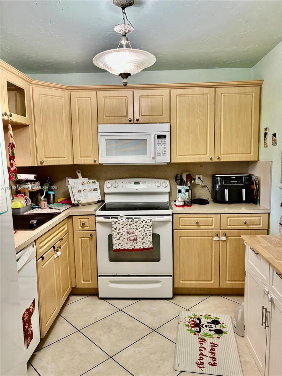 COUNTRY LANE CONDO #2 - Residential