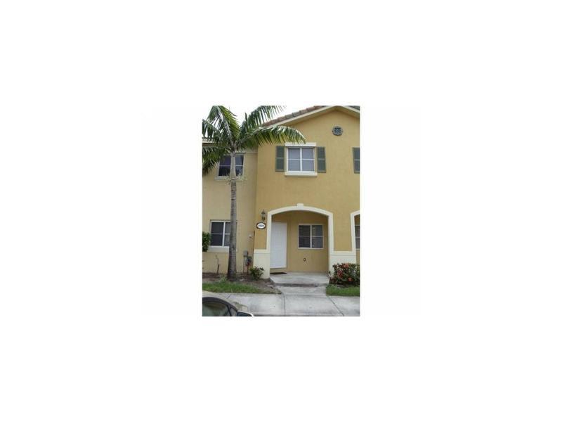 SPECTACULAR 3/2.5. CLEAN AND READY TO MOVE-IN.POOL,PLAYGROUND,SECURITY. NEAR CUTTLER MALLS.