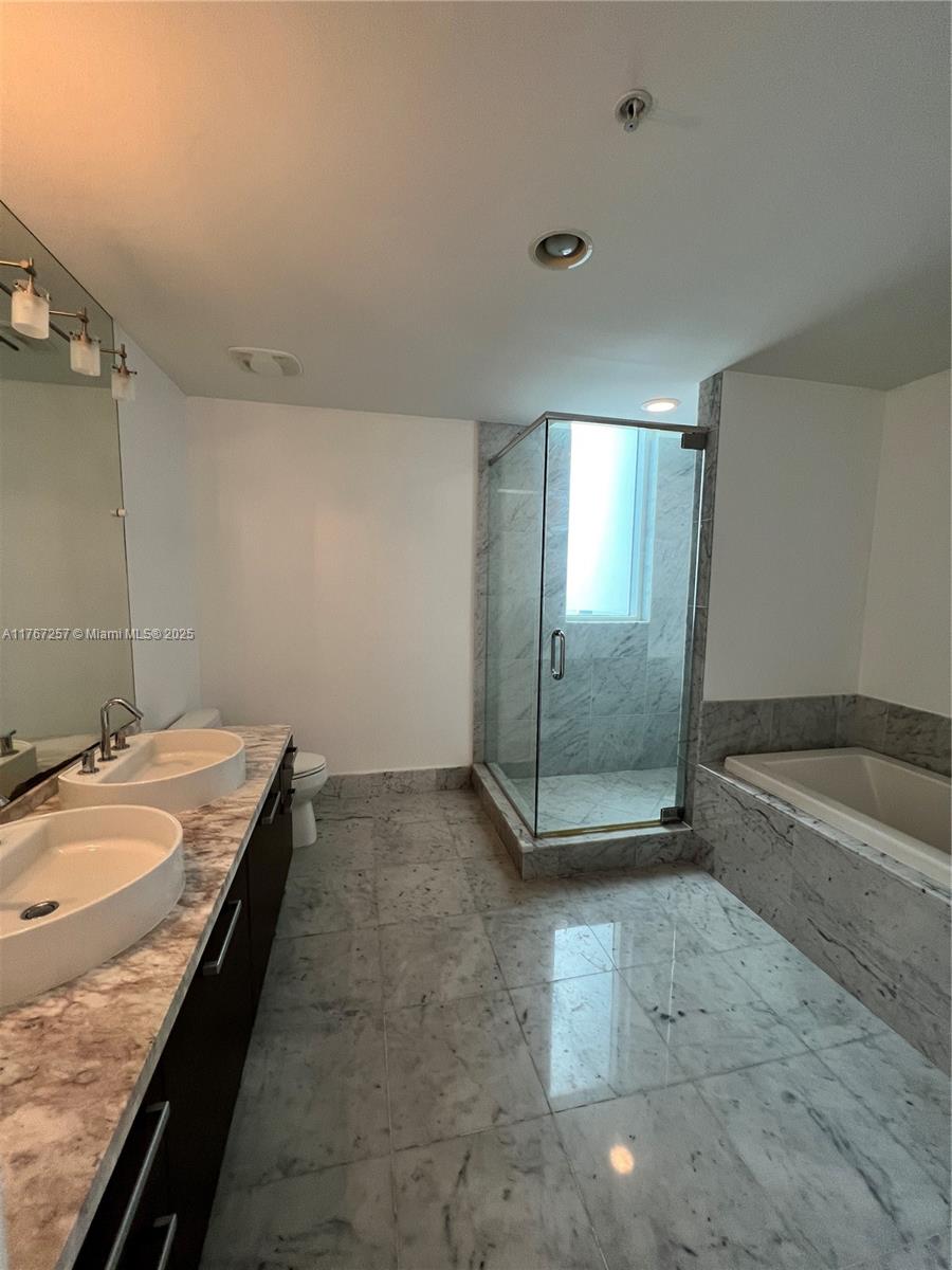 VIZCAYNE NORTH CONDO - Residential