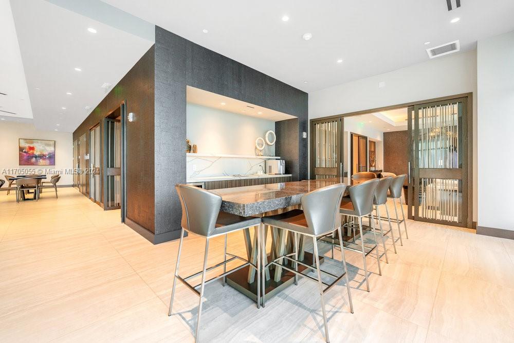 CONTINUUM ON SOUTH BEACH - Residential