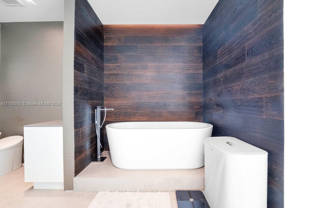 CONTINUUM ON SOUTH BEACH - Residential