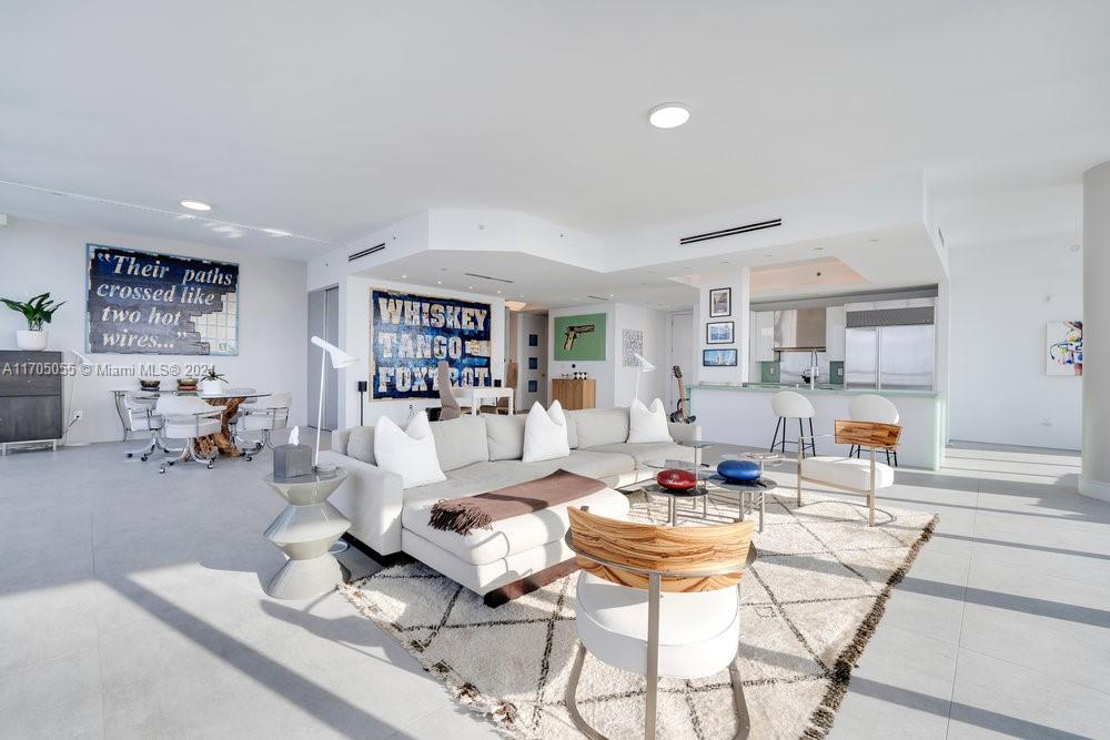 CONTINUUM ON SOUTH BEACH - Residential