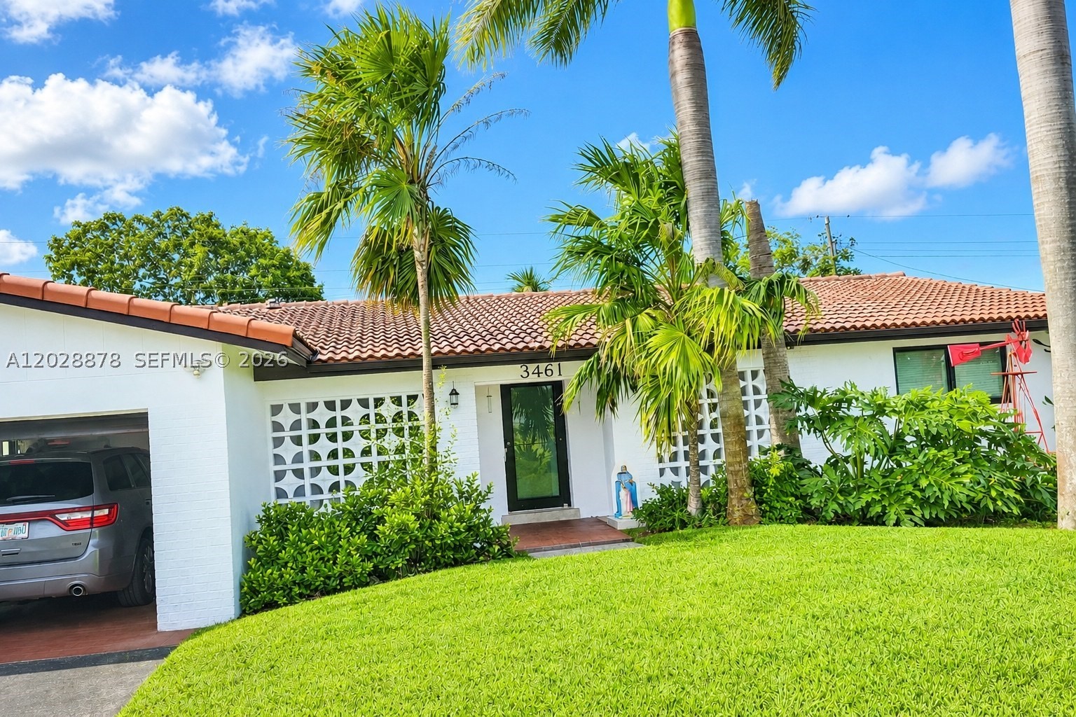 Excellent opportunity! Beautiful 3-bedroom, 2-bathroom home located in a highly desirable and convenient area. This property features a spacious living area, a private swimming pool perfect for entertaining, and a large backyard ideal for family gatherings and outdoor enjoyment. Offering comfort, functionality, and an excellent location close to schools, shopping centers, restaurants, and major highways.
Motivated sellers! Don't miss the opportunity to make this wonderful property your new home.
All information provided is deemed reliable and is believed to be accurate; however, it is not guaranteed. Buyers and their agents are responsible for independently verifying all information.