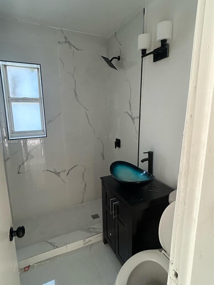 Remodeled Home !!!!! New Floor, New Kitchen, New Bathrooms.