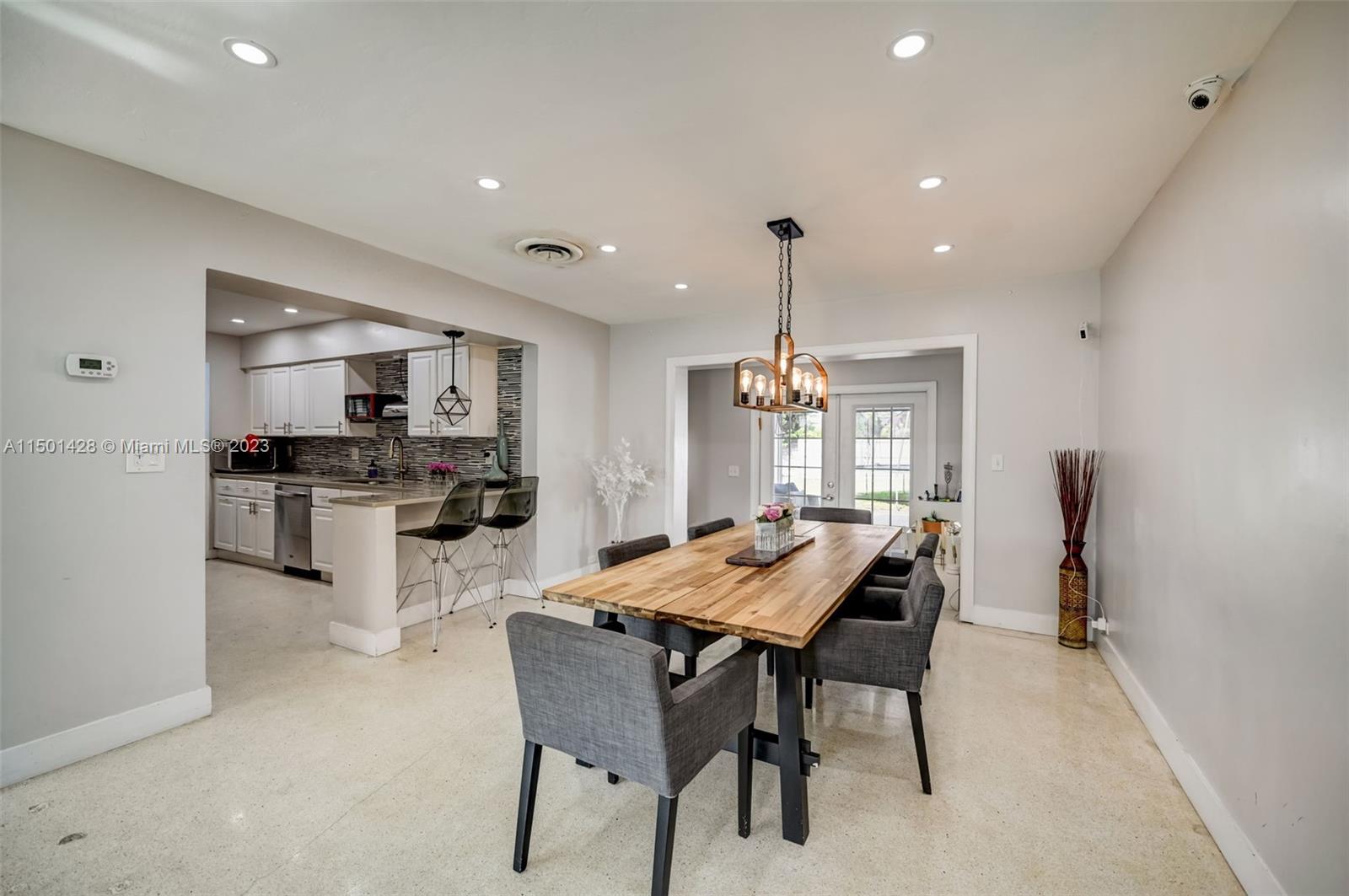 HOLLYWOOD HILLS - Residential Lease