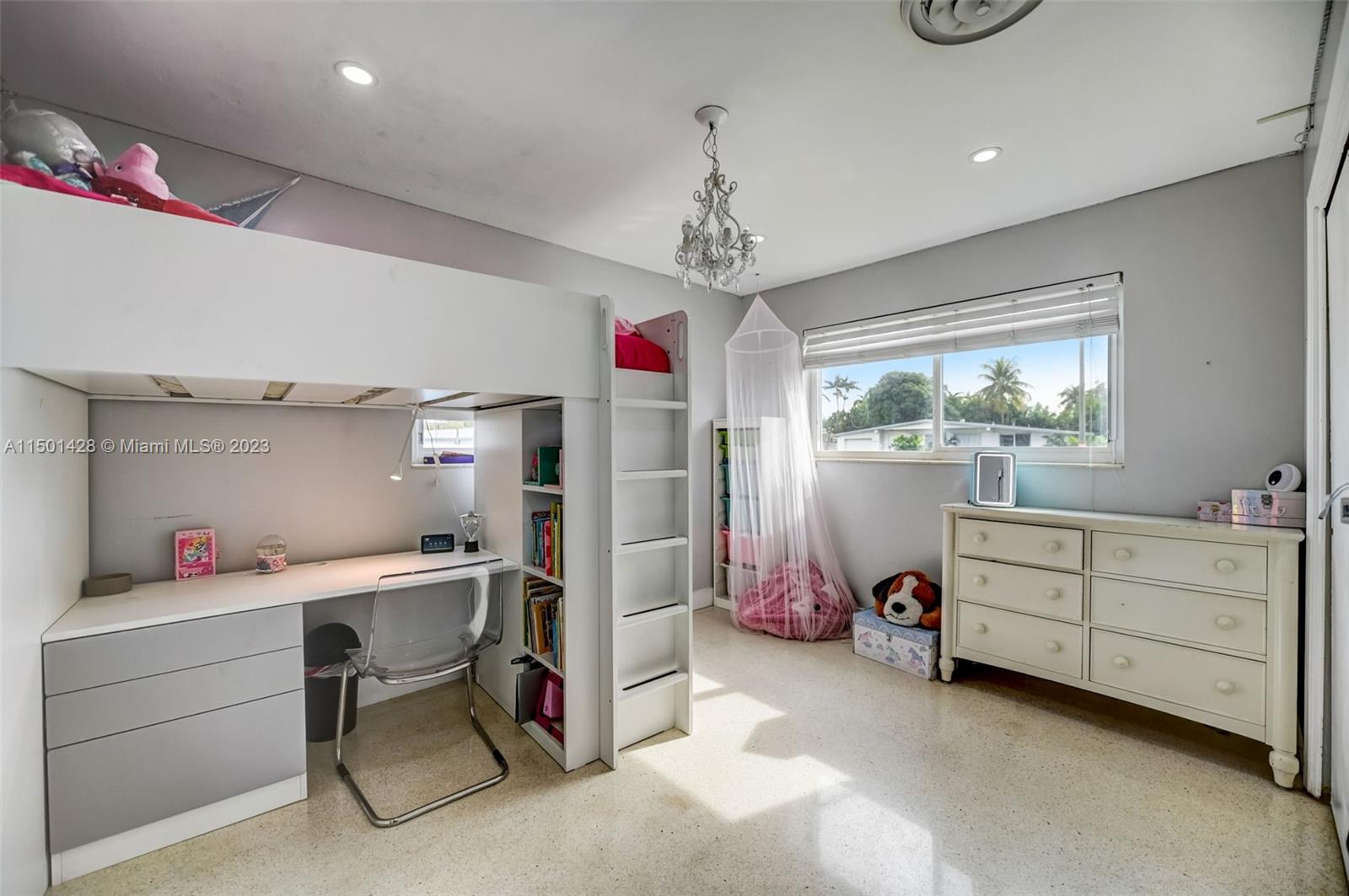 HOLLYWOOD HILLS - Residential Lease