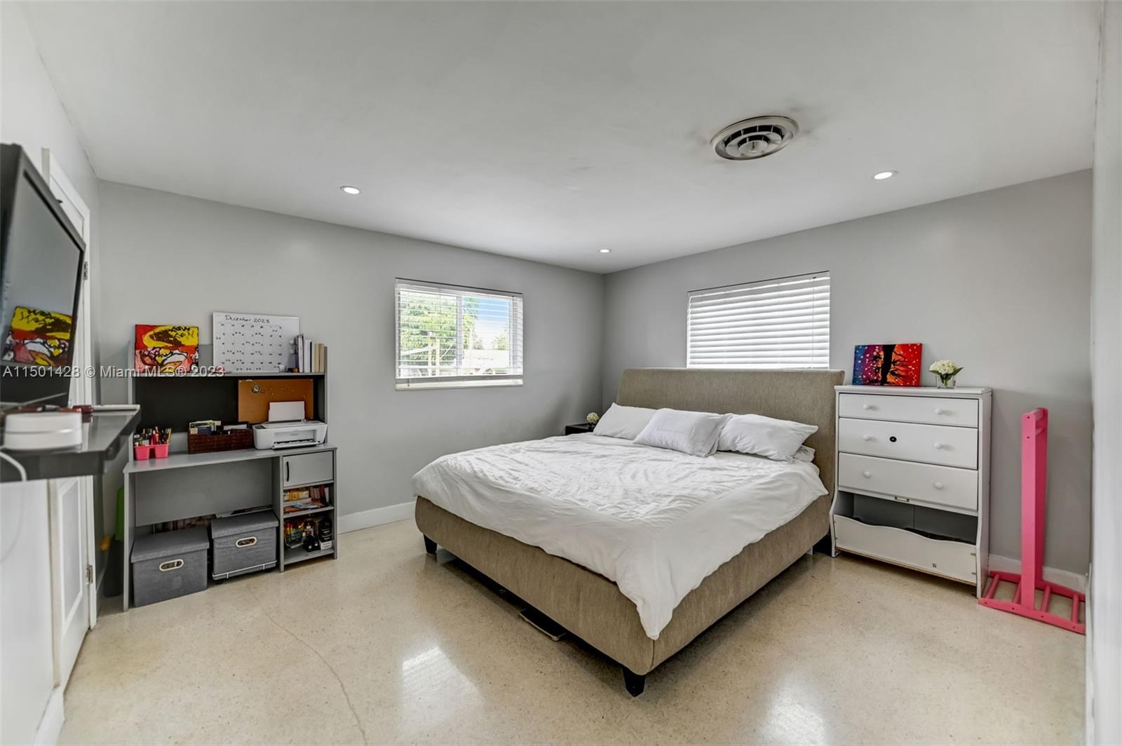 HOLLYWOOD HILLS - Residential Lease