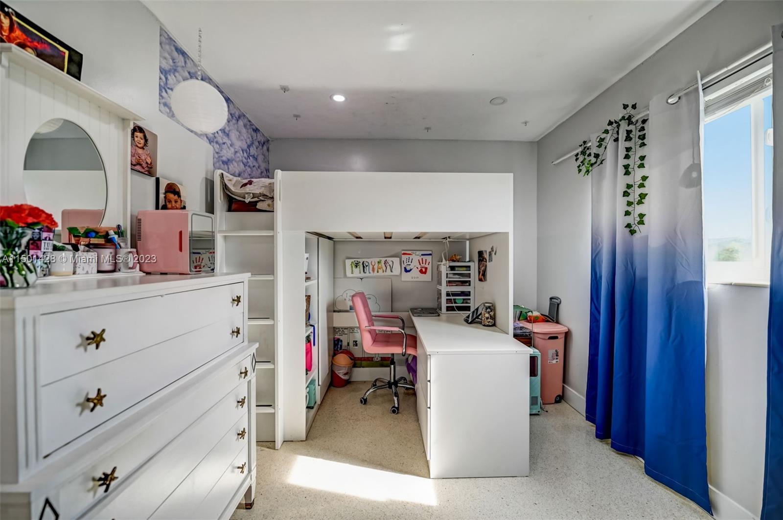 HOLLYWOOD HILLS - Residential Lease